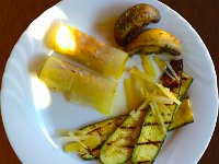 vorspeise  Mit Kräuter-Schaum gefüllte Sprinzröllchen, glasierten Champignos und marinerte Zucchini gegrillt
